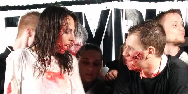 Le Monde.fr Thomas et Aude, infirmière zombie et prêtre zombie d'un soir.